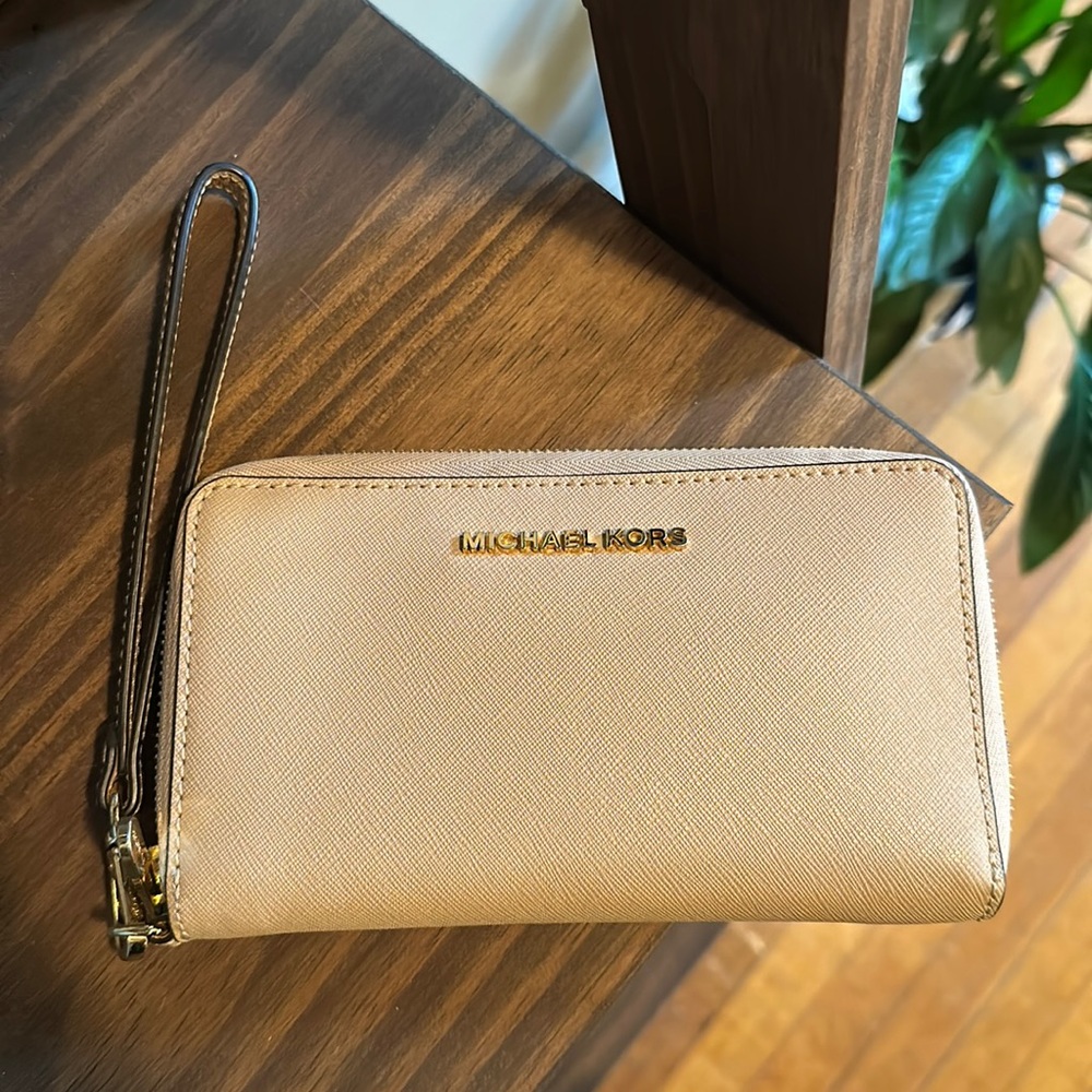 Like new Michael Kors wallet wristlet